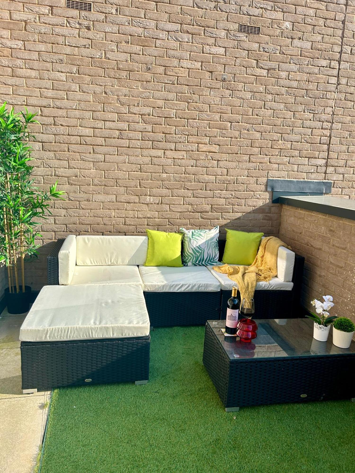 Comfortable Double & Single In Vibrant Hatfield Neighbourhood