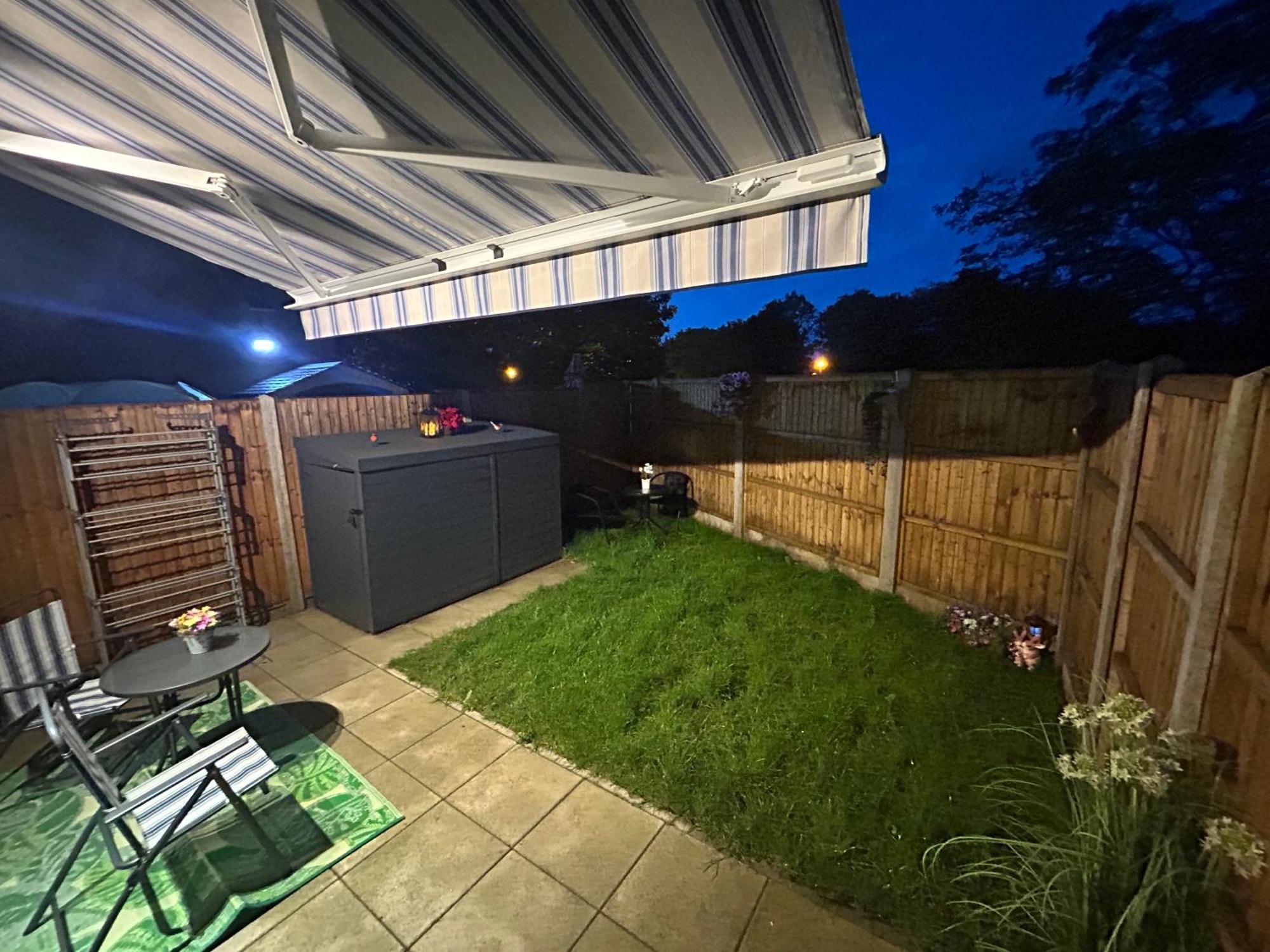 Comfortable Double & Single In Vibrant Hatfield Neighbourhood