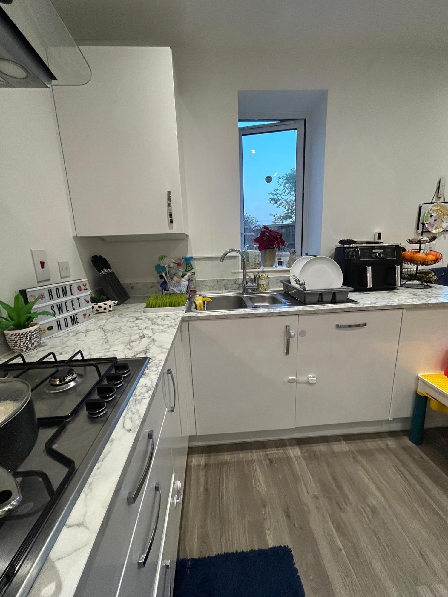 Comfortable Double & Single In Vibrant Hatfield Neighbourhood